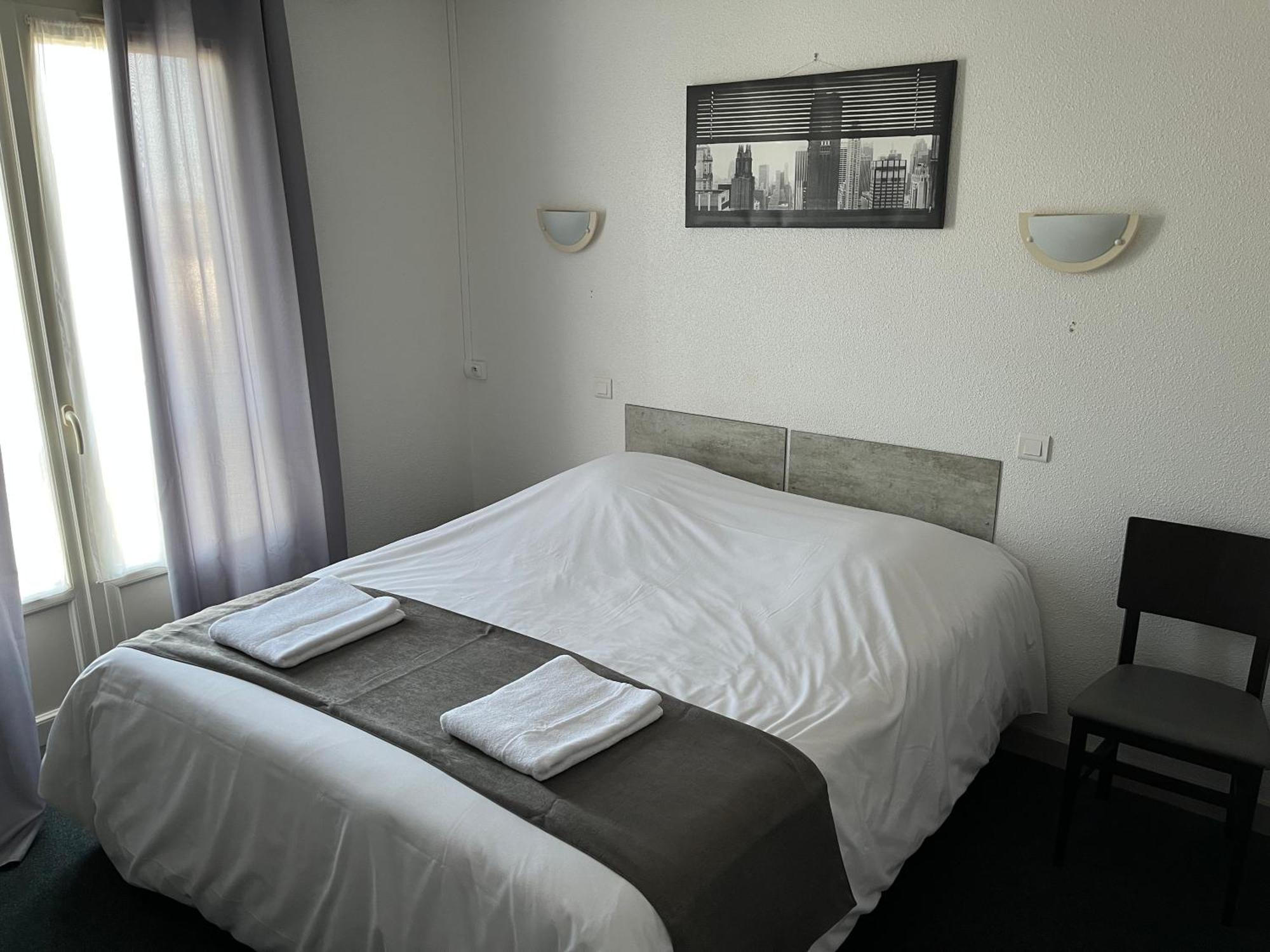 Hotel Le Lyon Vert Commentry Exterior foto