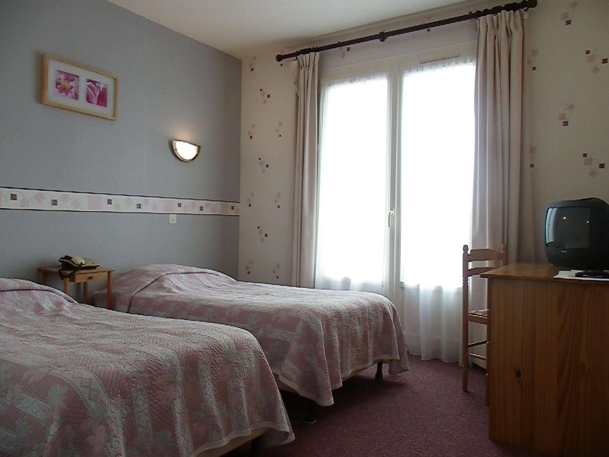 Hotel Le Lyon Vert Commentry Exterior foto